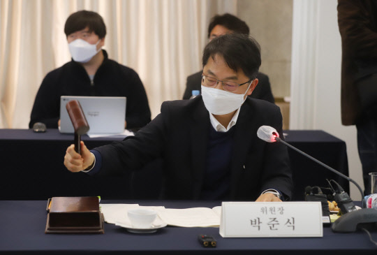 박준식 최저임금위원회 위원장이 5일 서울시 중구 한국프레스센터에서 열린 2022년 최저임금위원회 1차 전원회의에 참석해 회의 개의를 선언하며 의사봉을 두드리고 있다. <연합뉴스>